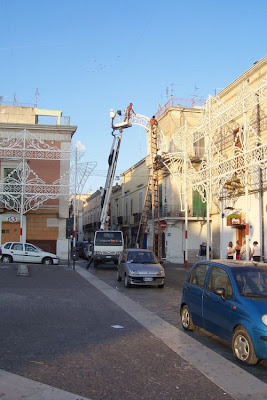Manfredonia, Montaggio delle luminarie