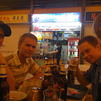 Tiong Bahrun food courtilla. Svante, Jussi, Tim, Nathan ja ensimmäiset Tiikerit