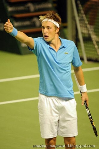 [Henri Kontinen gives thumbs up on victory001[3].jpg]