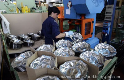 [Worker in Italian factory[1].jpg]