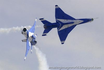 [Aerobatic team performs a manoeuvre001[3].jpg]