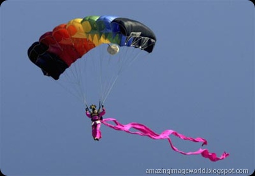 A female soldier makes a parachute jump001