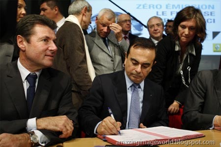 [Renault CEO, French Minister sign agreement001[3].jpg]