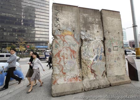 [Part of Berlin Wall displayed in Seoul001[3].jpg]