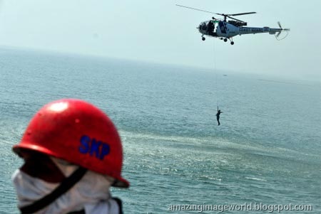 [Indian Coastguard conduct mock security drill005[3].jpg]