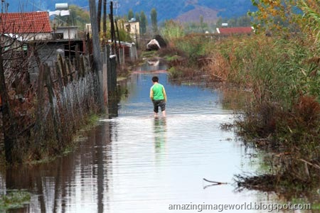 [Albania flood001[3].jpg]