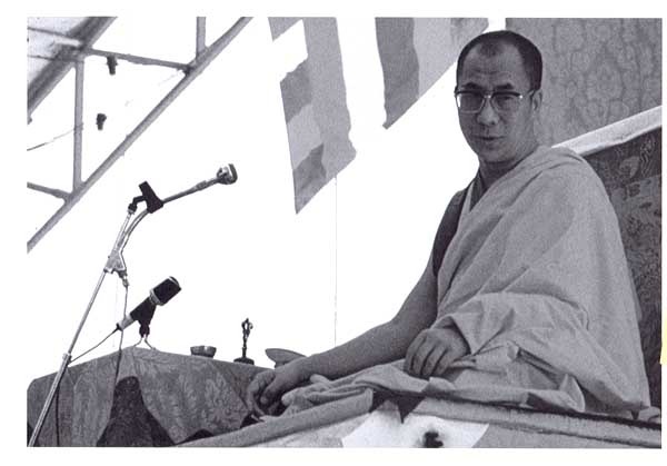 [Il Dalai Lama al termine di una lezione 1979[3].jpg]
