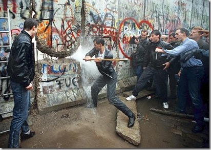 Röhrbein, I cosiddetti Mauerspechte impegnati nell'abbattimento del Muro, Berlino, 11 novembre 1989 - © Röhrbein - Ullstein Bild - Archivi Alinari