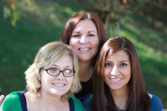 [2009-10-25 097 maria mallory becca weekend resize[3].jpg]