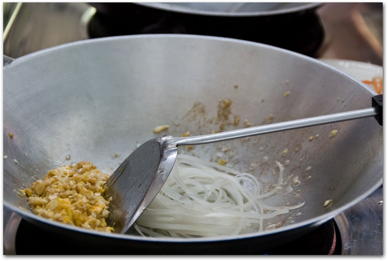 Cooking pad thai