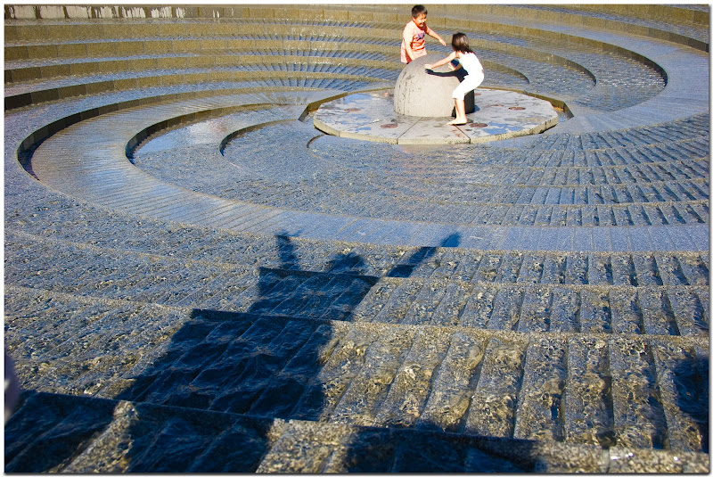 Kids playing in Darling Harbour fountain