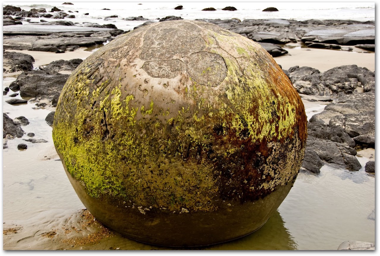 Moeraki boulder