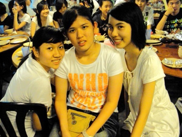 [6M class gathering 2009-Fiona, Esther and Kim[2].jpg]