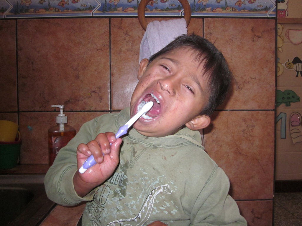[Joel brushes his teeth 005[3].jpg]