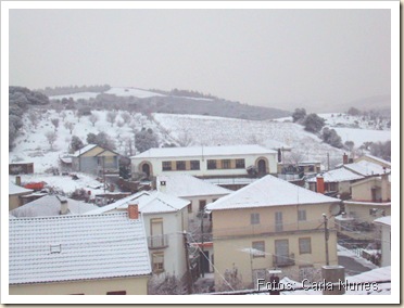 Escola Primária de Castelo Branco coberta de neve