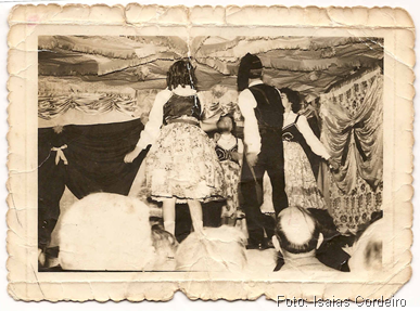 Fotografia tirada em Castelo Branco durante uma peça de teatro apresentada em 1962. Que teve a participação de - Otília Frontoura - Valdemira Frontoura - Carminda Freitas - Esperança Paulo - Arminda Paulo - Dulce Pombo - Afonso Freitas - Abílio Almeida - Elísio Ferreira - Aníbal Pires - Alcindo Moreira 