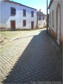 vista das casas da frente da igreja