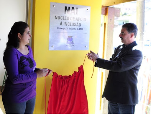 Inauguração Nai - Roberto Luciano e mãe de aluno atendido - Claudinéia Adriano da Silva.jpg