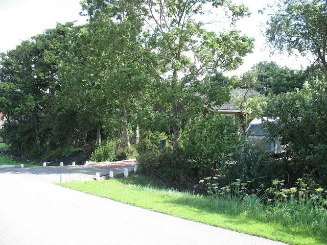 Caravan staat schuil.