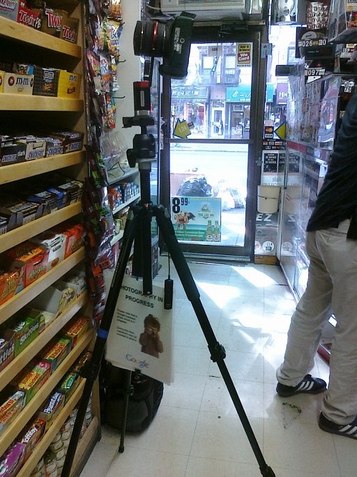店舗内キャプチャを進めるGoogle StreetView(Spotted a Google Photographer taking pictures inside a convenience store for Street View)
