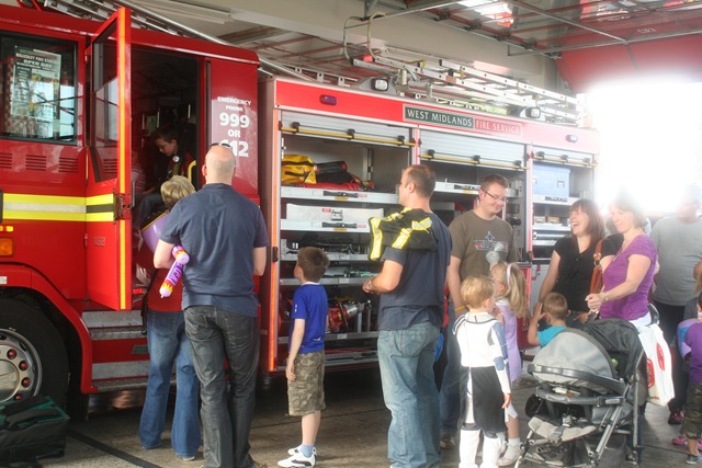 [Bit of a queue to get in the fire engine[4].jpg]