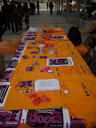 Kartelak, kamisetak, txapak, pegatak, puxikak eta dekalogoak erakusgai.Muestra de camisetas, pegatas, chapas, globos y decálogos.