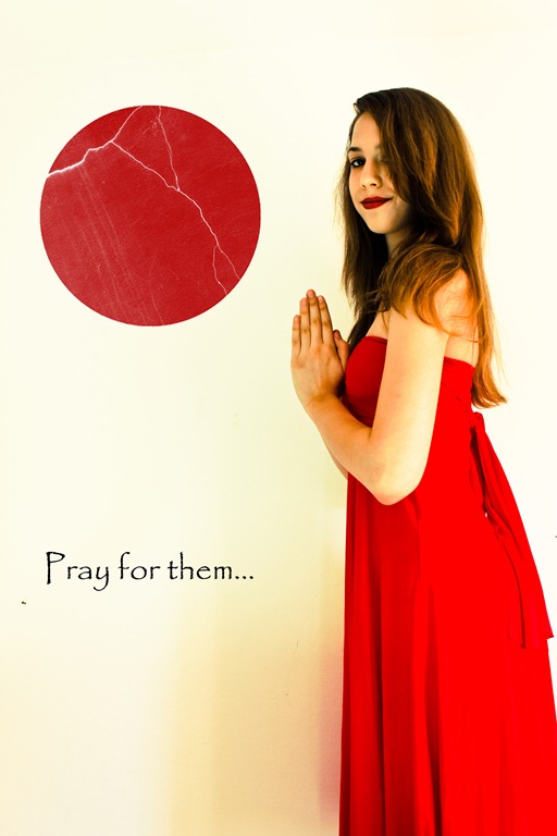 Eyes-of-iSi-Rotes-Kleid-Pray-For-Japan