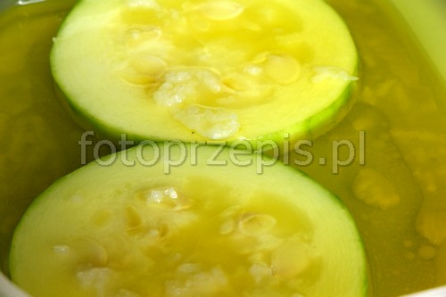 Grillowana cukinia kanapka z pomidorem, cebulą i mozzarellą kuchnia wloska kuchnia wegetarianska grill przepis foto Grillowana cukinia kanapka z pomidorem, cebulą i mozzarellą kuchnia wloska kuchnia wegetarianska grill przepis foto