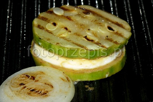 Grillowana cukinia kanapka z pomidorem, cebulą i mozzarellą kuchnia wloska kuchnia wegetarianska grill przepis foto Grillowana cukinia kanapka z pomidorem, cebulą i mozzarellą kuchnia wloska kuchnia wegetarianska grill przepis foto