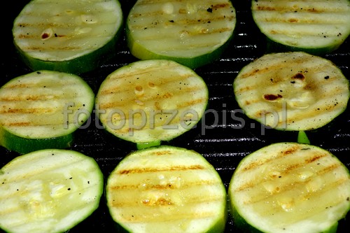 Pizza z grillowaną cukinią i pomidorami kuchnia wloska kuchnia europejska przepis foto Pizza z grillowaną cukinią i pomidorami kuchnia wloska kuchnia europejska przepis foto