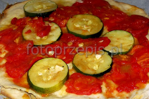 Pizza z grillowaną cukinią i pomidorami kuchnia wloska kuchnia europejska przepis foto Pizza z grillowaną cukinią i pomidorami kuchnia wloska kuchnia europejska przepis foto