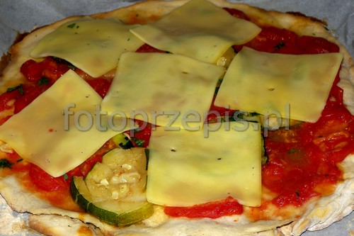 Pizza z grillowaną cukinią i pomidorami kuchnia wloska kuchnia europejska przepis foto Pizza z grillowaną cukinią i pomidorami kuchnia wloska kuchnia europejska przepis foto