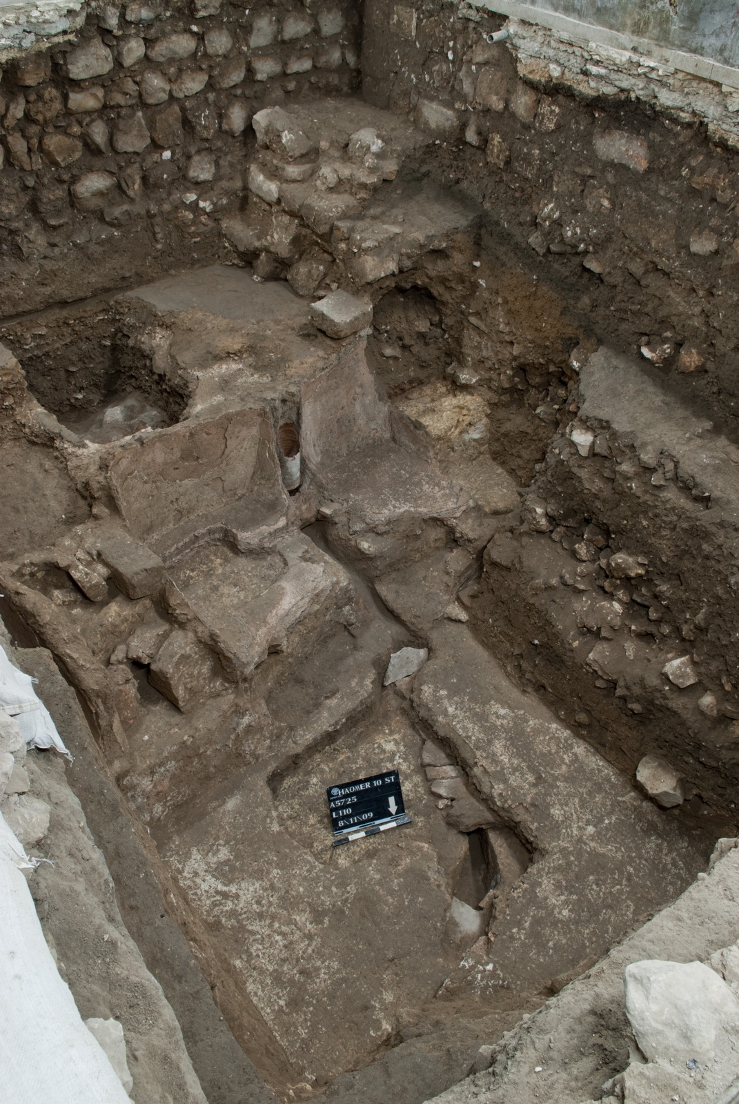 [Roman bathhouse in Jewish quarter, IAA[4].jpg]