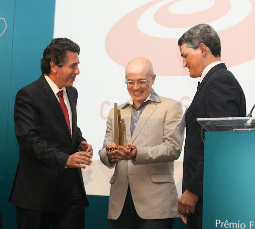 Luis Antonio Elias, secretário executivo do MCT, entrega troféu a Silvio Meira e Sergio Cavalvante, cientista chefe e superintendente do C.E.S.A.R, vencedor na categoria ICT.