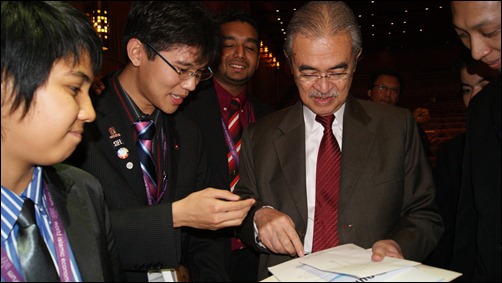 Tun Abdullah checking out the One Young World Report 1.0