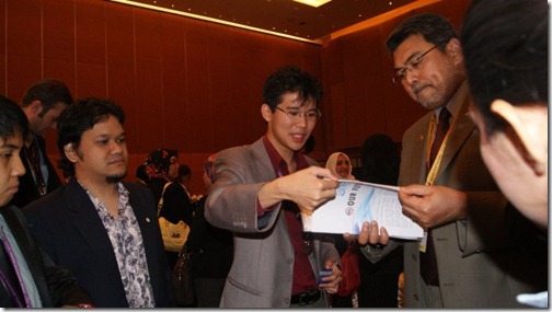 CEO of MSC Malaysia with OYW Youth Report