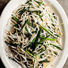 Stir-Fried Bean Sprouts and Chinese Chives