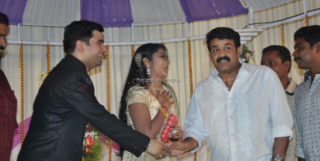[Lalettan_in_navya_nair_marriage_reception[29].jpg]