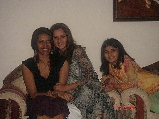 [sania-miraza-with-her-relative-and-friends[4].jpg]