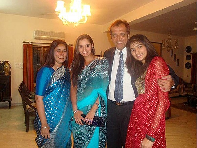 [sania-happy-with-her-family[4].jpg]