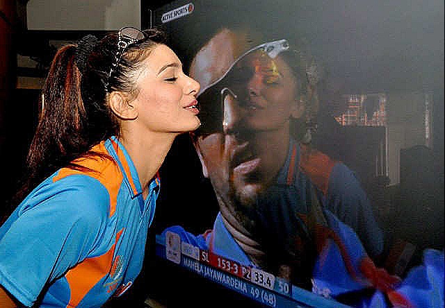 [bollywood-actress-kissing-yuvaraj-sings-photo-after-india-won-the-icc-wc-2011[5].jpg]
