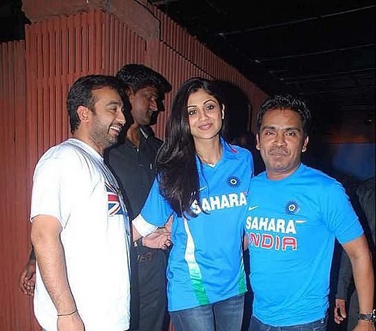 [bolly-wood-actress-shippa-shetty-and-her-husbund-enjoy-after-india-winnig-icc-wc-cup-2011[4].jpg]