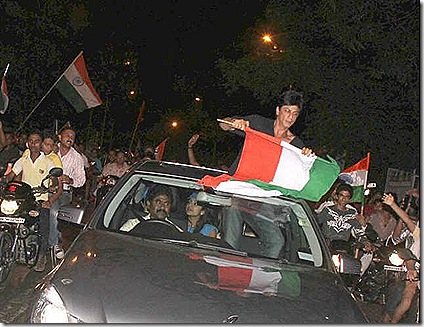 sharukh-enjoy-on-high-way-side-after-india-2011
