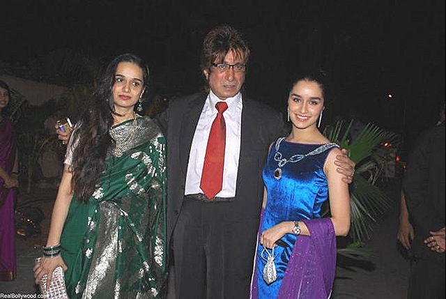 [Shardha-Kapoor-with-his-father-shakthi-kapoor-and-her-sister[4].jpg]