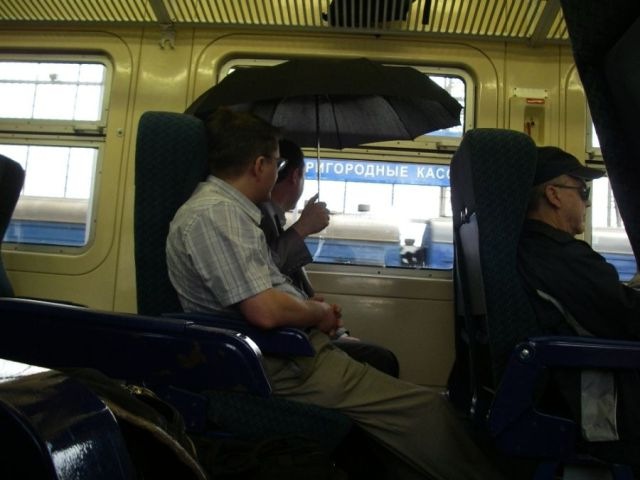 [man-use-umbrella-inside-the-bus[4].jpg]