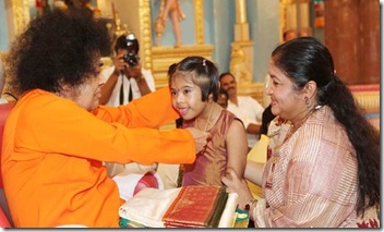 chitra and her daughter nandana with saibaba-in-puttathu varkry copy