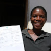 Betty zeigt stolz ihr erstes Zeugnis der Uni in Kampala.JPG