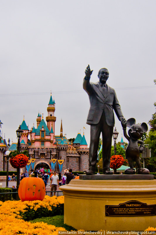 USA California Disneyland Anaheim Adventure Park Monument Walt Disney Mickey Mouse США Калифорния Диснейленд Анахайм Парк Памятник Уолту Диснею Микки Маус