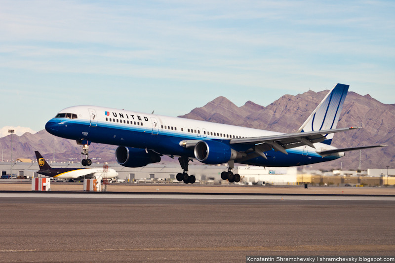 USA Nevada Las Vegas McCarran International Airport Mandalay Bay United Airlines Boeing 757 США Невада Лас Вегас Международный Аэропорт МакКарран Юнайтед Эйрлайнз Боинг 757
