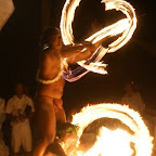 einheimische Jungs spielen mit dem Feuer